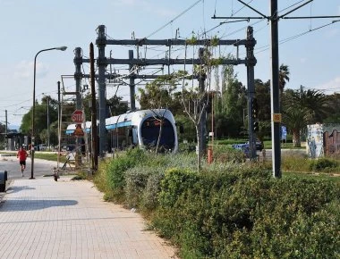 Γλυφάδα: Οδηγός άφησε το αυτοκίνητό του στις ράγες για να πάει... στο ΑΤΜ- Δεν το πίστευε ο οδηγός του τραμ (βίντεο)